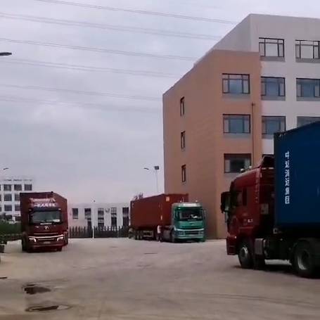 Tải năm container 40 HC trong một ngày